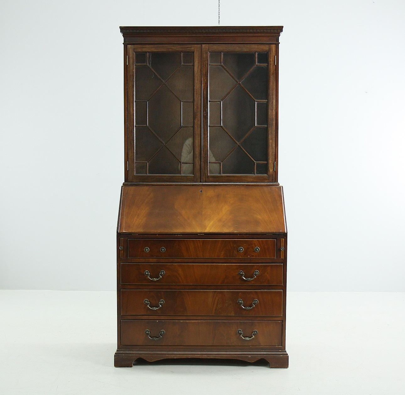 DESK med DISPLAY/BUREAU SKAB, engelsk stil, 1900-tallet.