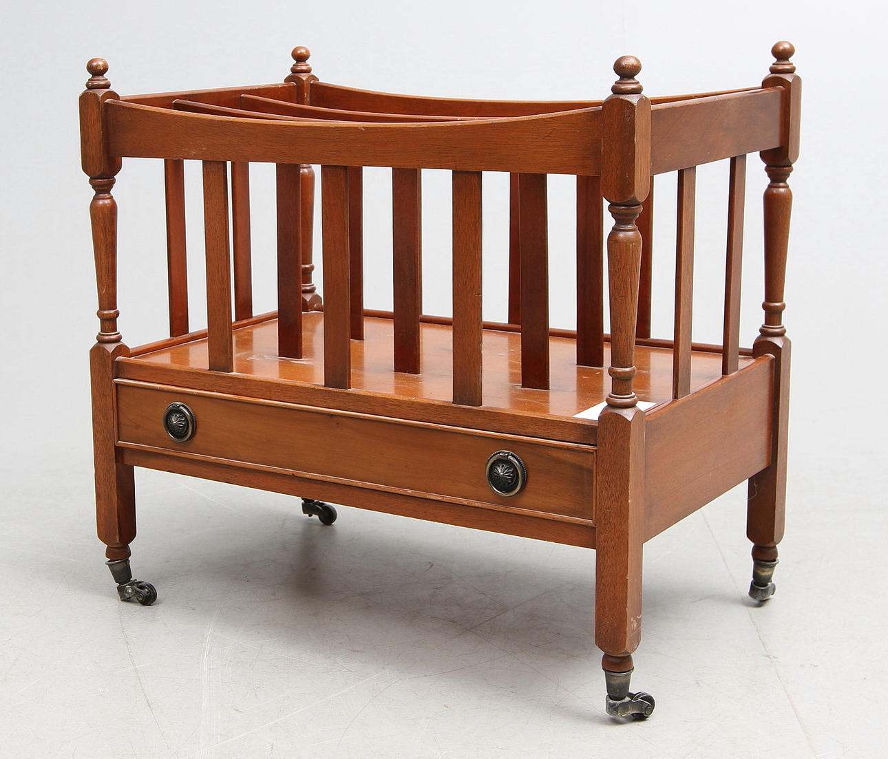 TIDNINGSSTÄLL, Engelsk stil, 1900-talets andra hälft.