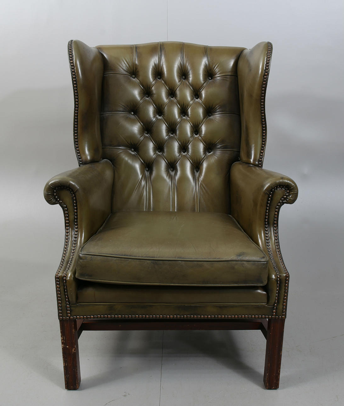 FÅTÖLJ, grönt läder, djuphäftad, 1900-talets andra hälft.