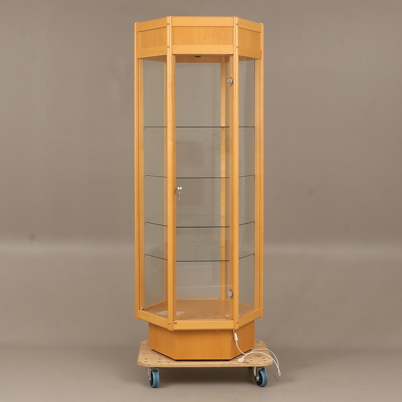 THEKEN-/VITRINENSCHRANK, Birke und Glas.