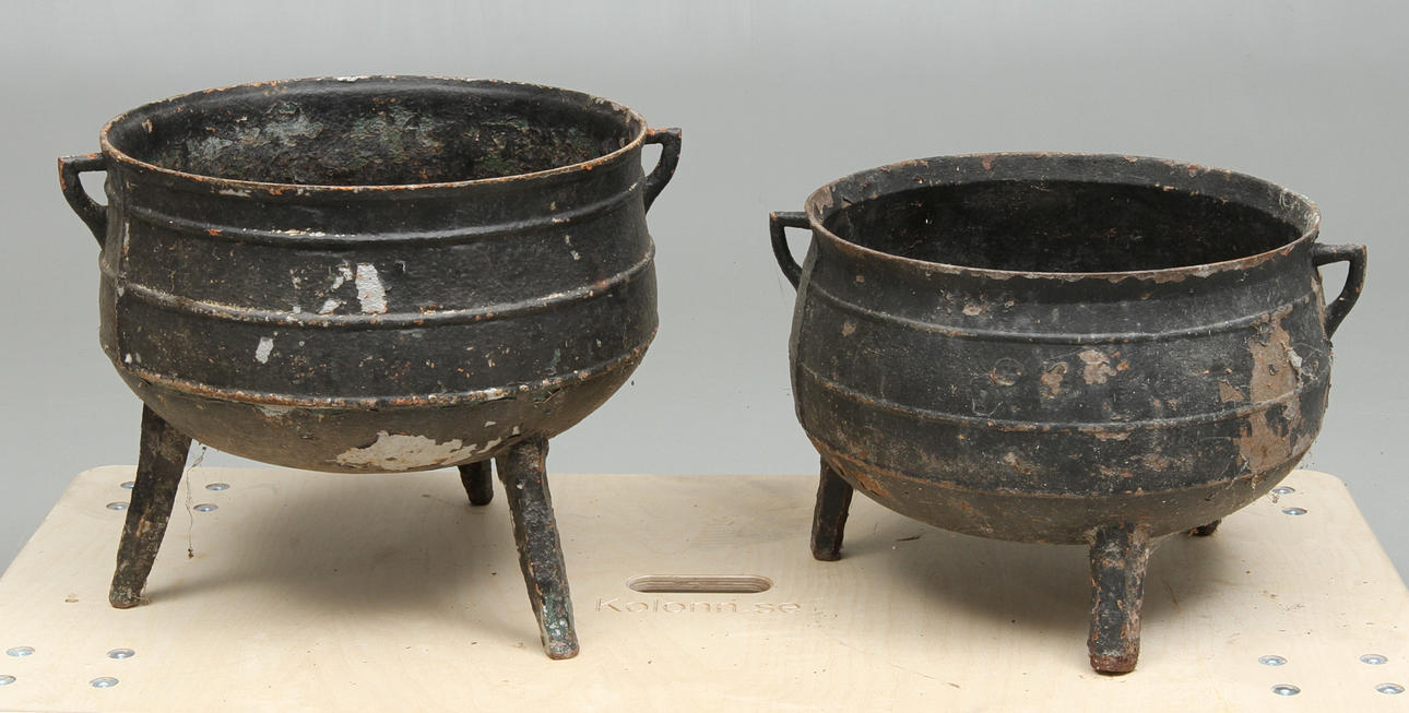 GRYTOR, 2 st, gjutjärn, 18/1900-tal.