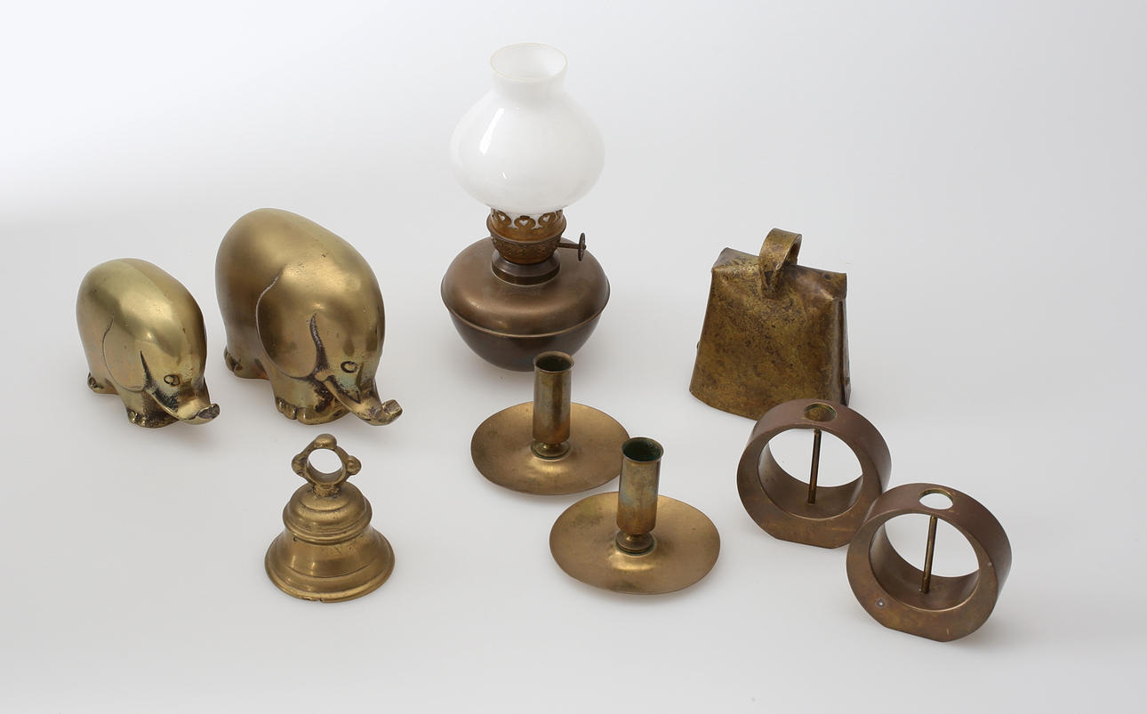 PARTI MÄSSINGSFÖREMÅL (9). Bl a ljusstakar signerade Arthur Per Kolbäck etc.