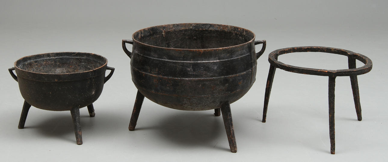 GRYTOR, 2 st, gjutjärn, 18/1900-tal.