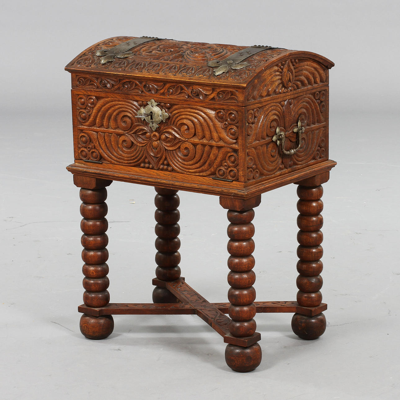 KISTA, 1700-tal, dekor av karvsnitt. Omarbetad till schatull.