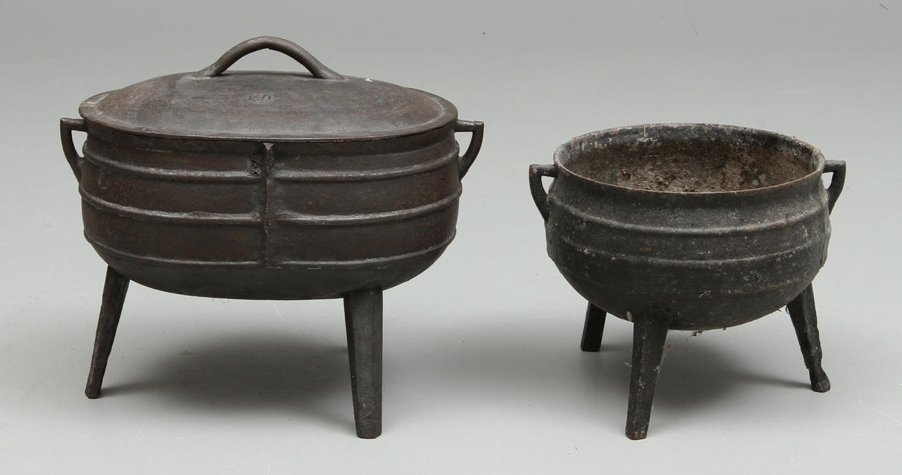 GRYTOR, 2 st, gjutjärn, 18/1900-tal.