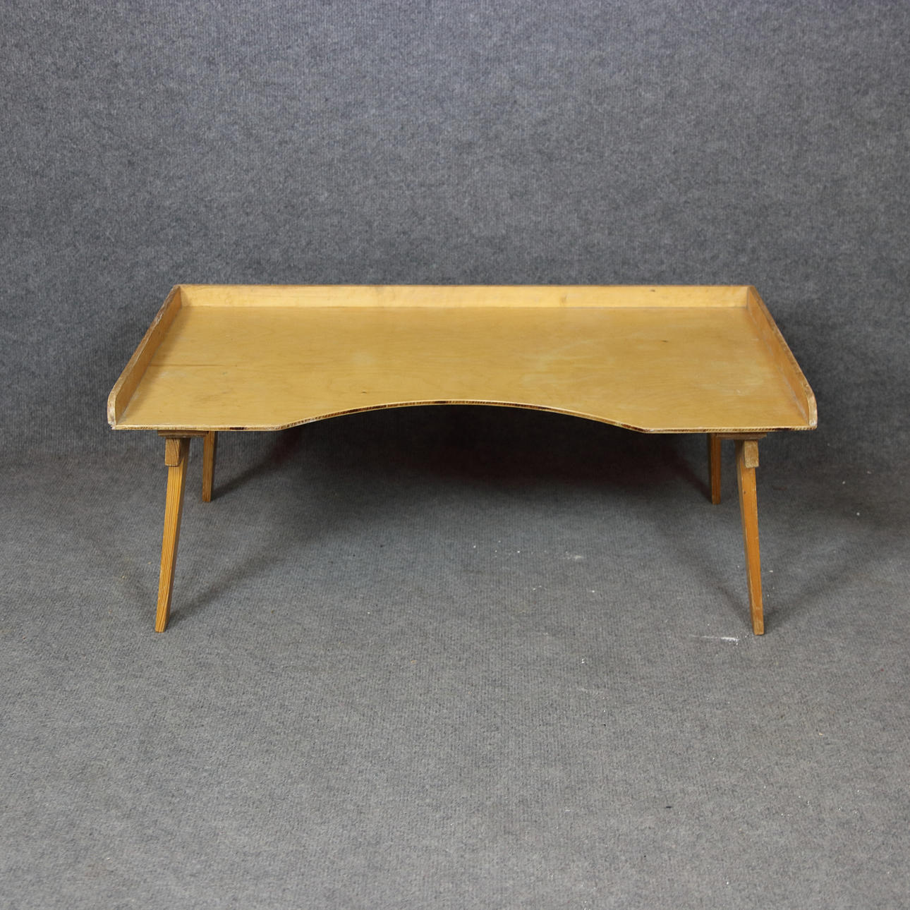 SÄNGBRICKA, trä, mitten av 1900-talet.