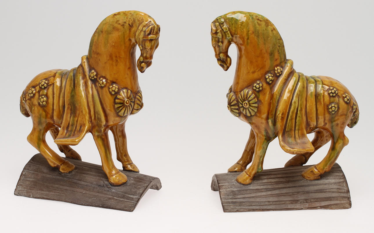 FIGURINER, 2 st hästar, Italien samt PALL/DEKORATION, orientalisk, 19/2000-tal.