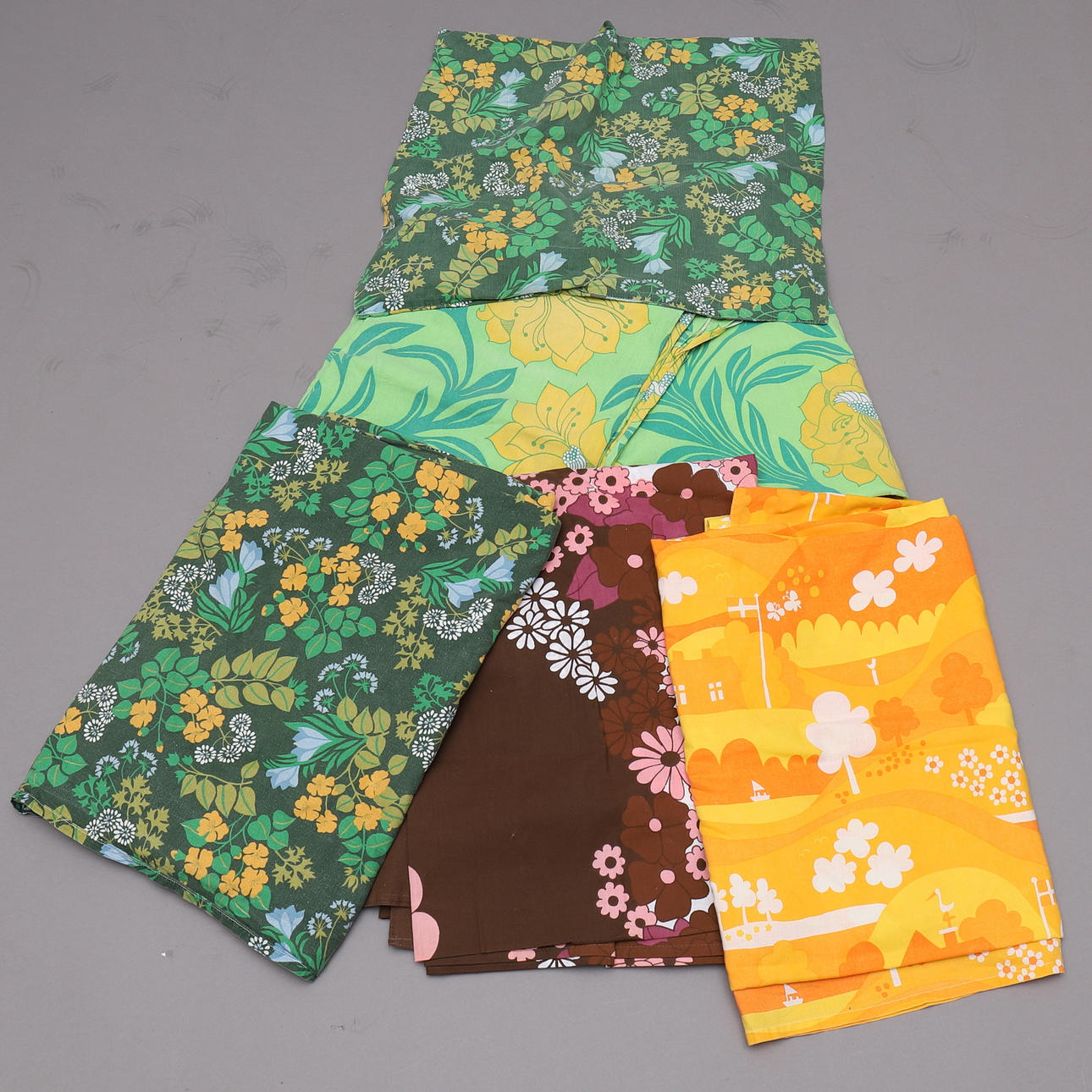 SÄNGKLÄDER, 6 delar, 1960/70-tal.