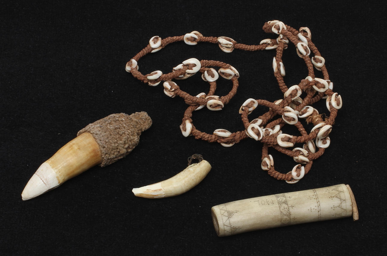 PARTI SAMEARBETEN, 4 delar, ben, tänder, läder, 1900-tal.