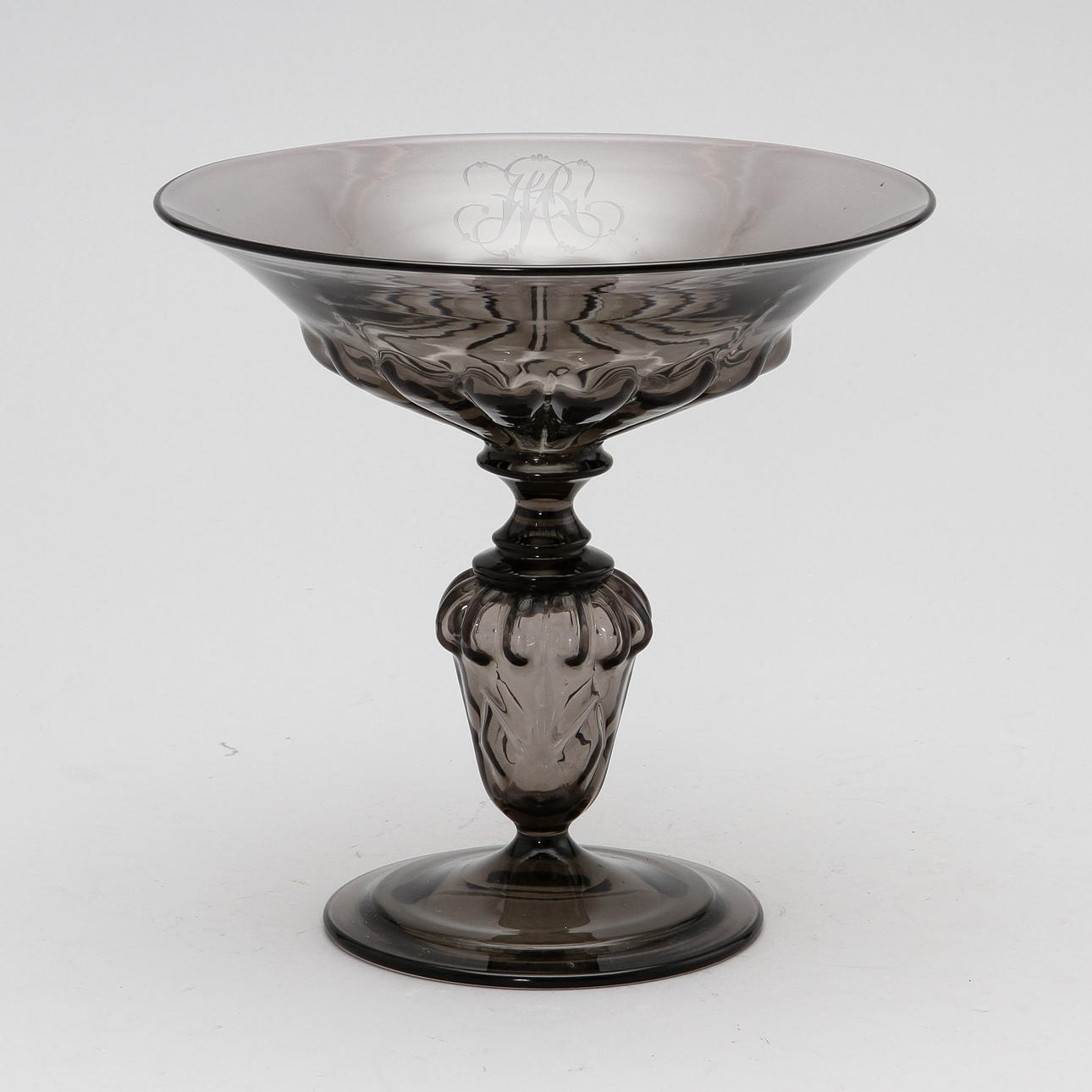 SIMON GATE. Skål på fot, sodafärgat glas, Sandvik 1920-tal.