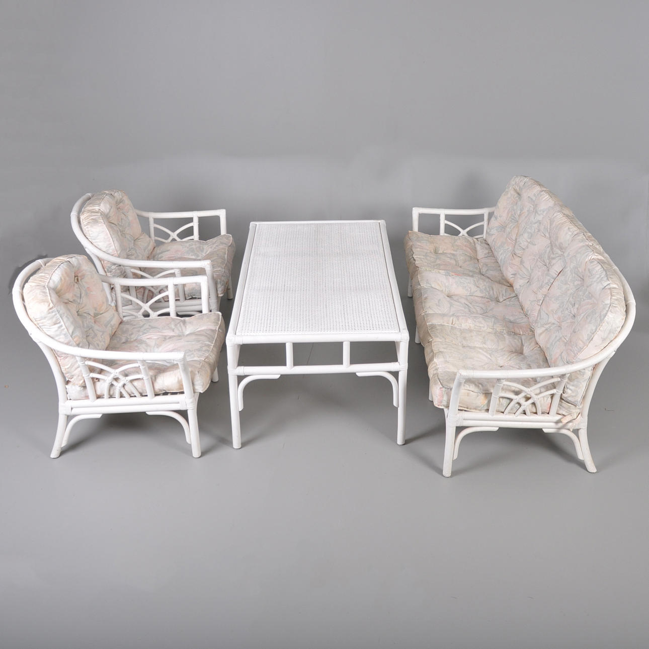 UTERUMSMÖBLER VIT ROTTING.