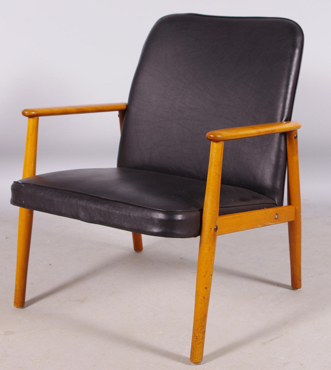 KARMSTOL med galonklädsel.