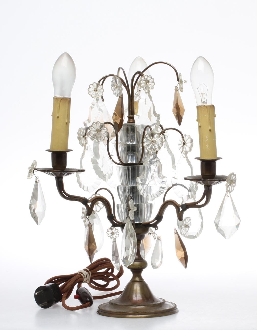 BORDSLYSTER, med tre ljuspunkter, behängd med olikslipade prismor, 1900-tal.