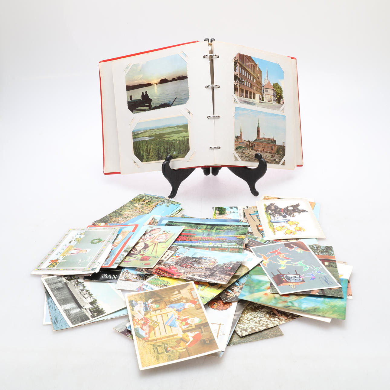 En samling äldre och nyare vykort.