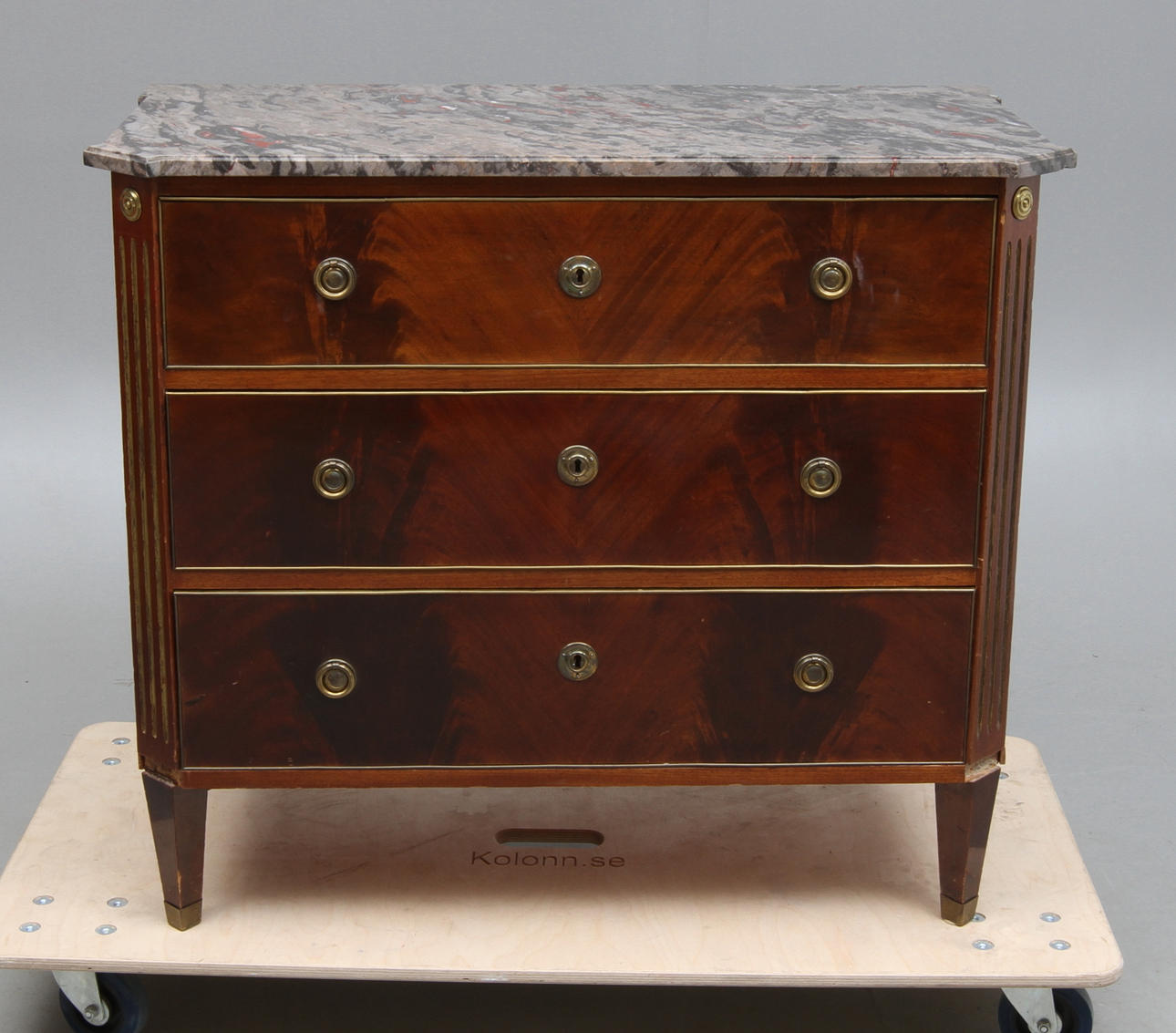 BYRÅ MED STENSKIVA, gustaviansk stil, 1900-tal.