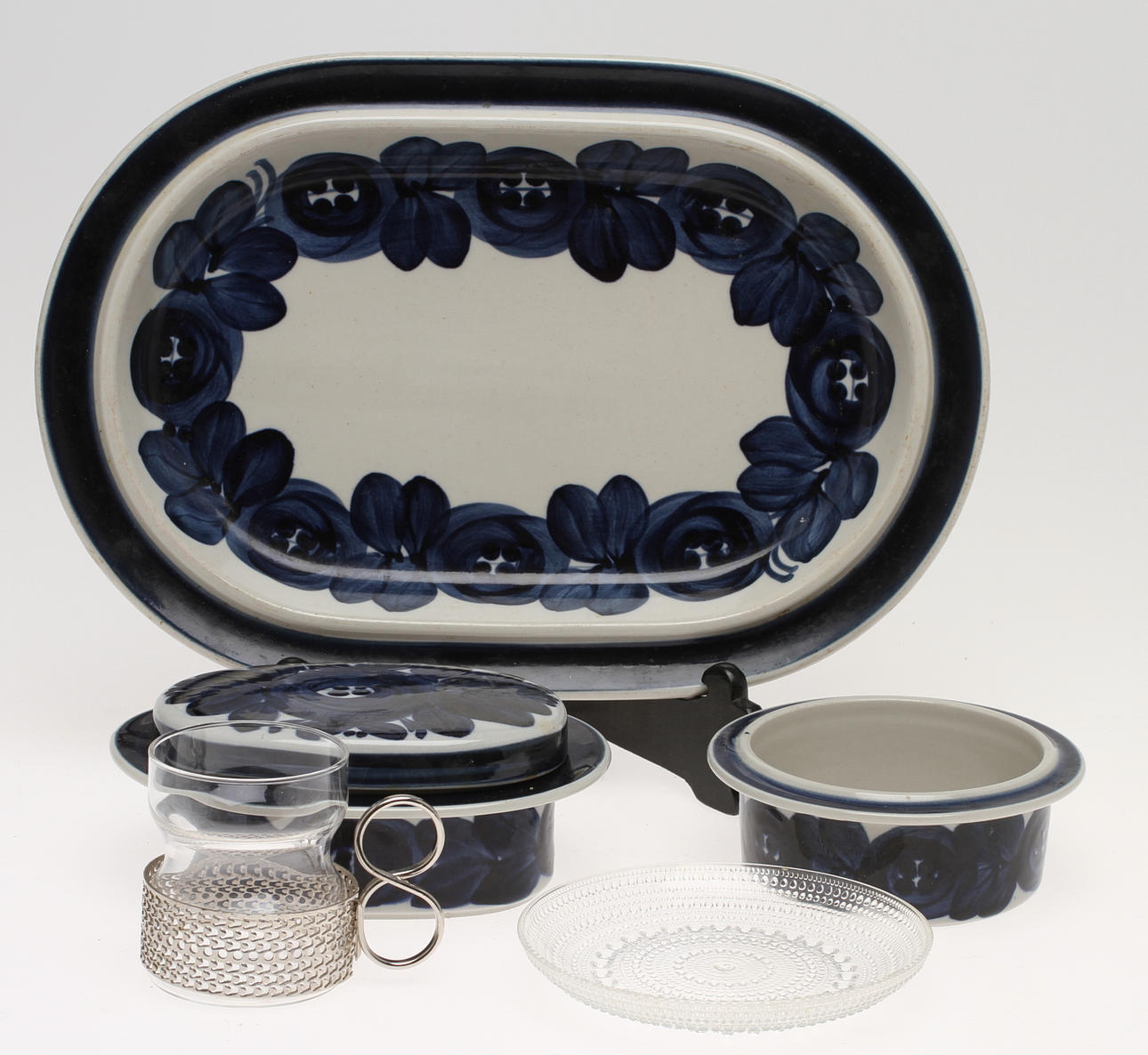 TEMUGGAR, 12 st, ASSIETTER, Iittala samt SERVISDELAR, 3 delar, "Anemon" Arabia. Finland.