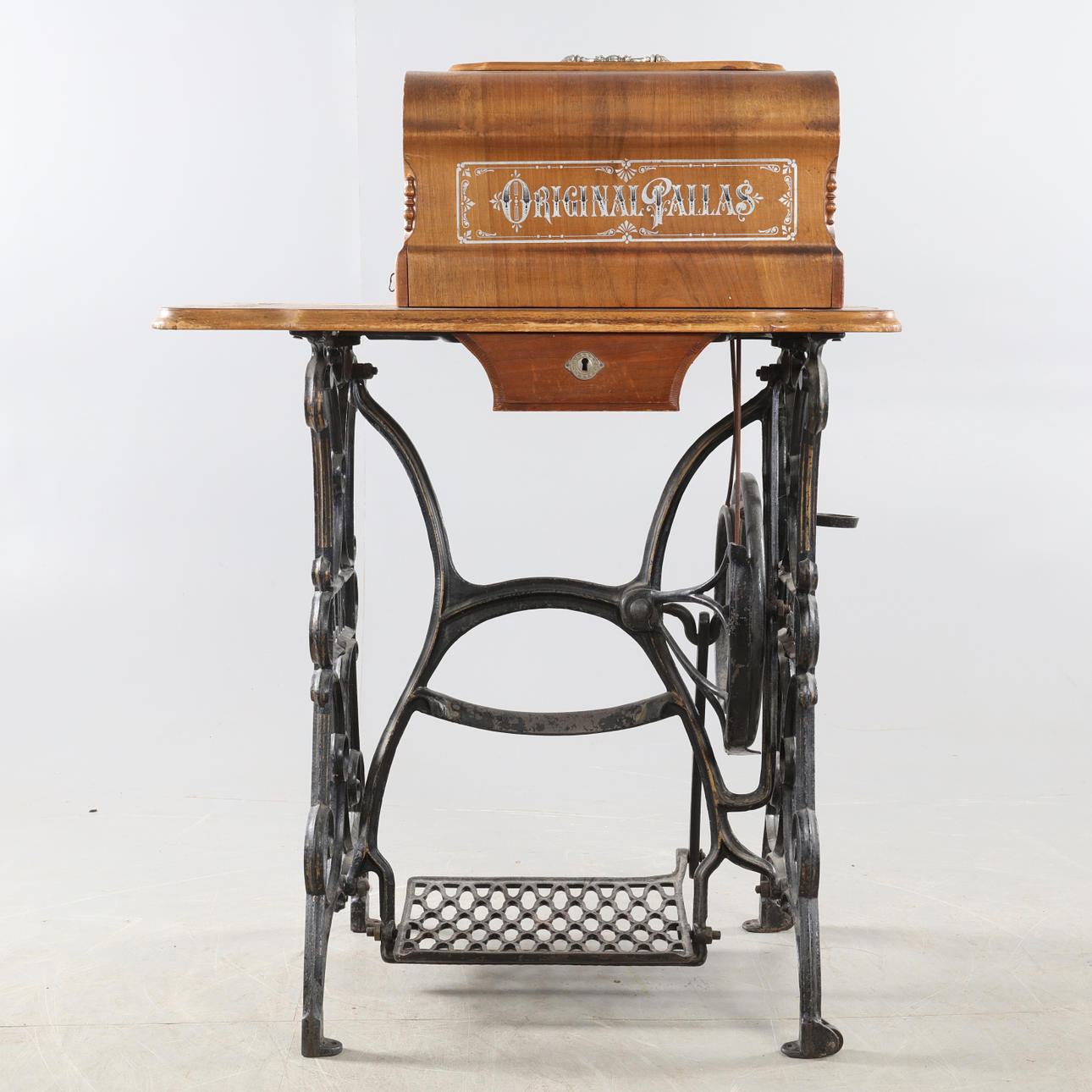 SEWING MACHINE, Original Pallas with sewing machine table.