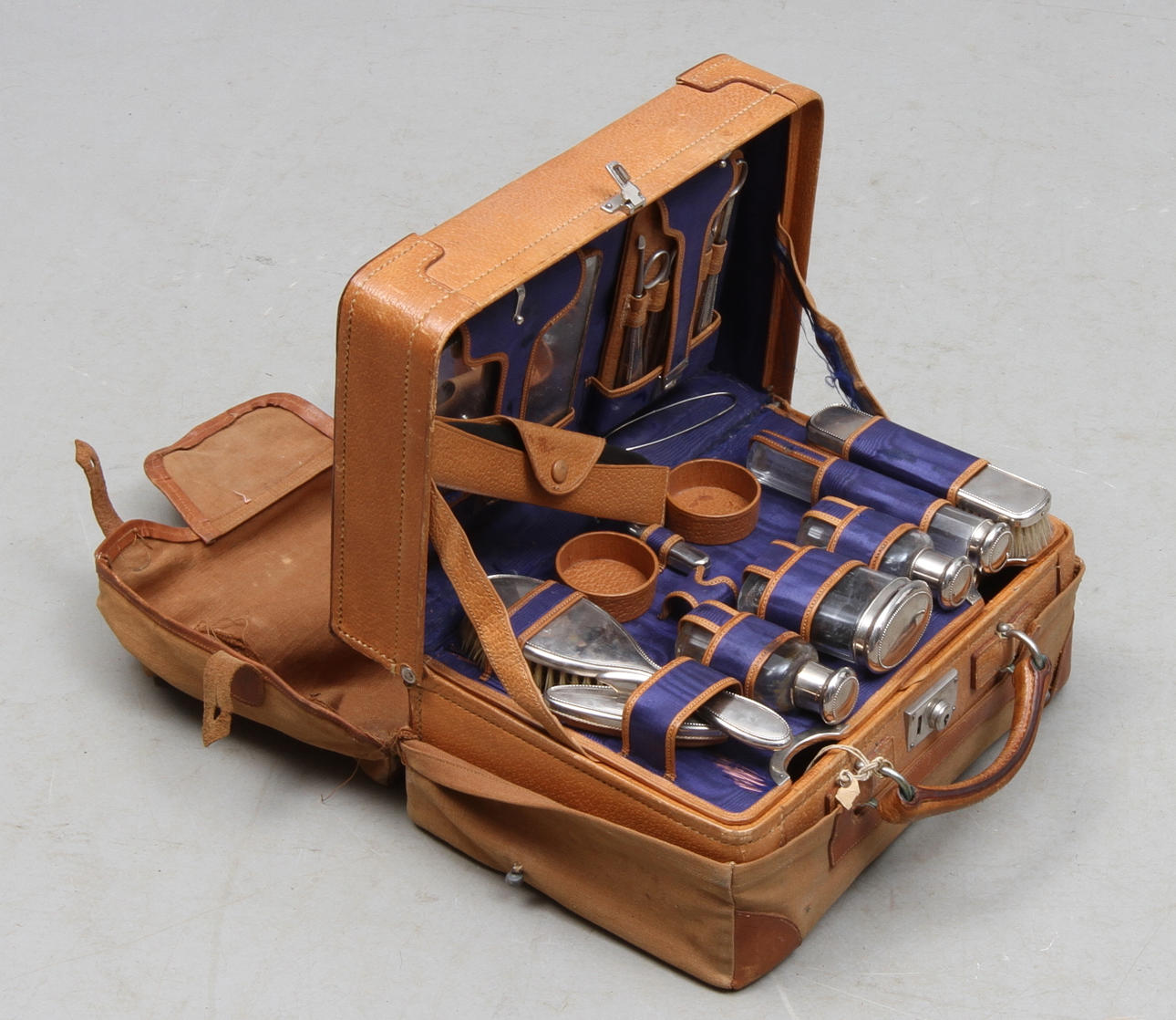 RESEETUI, med bla manikyrredskap, 1900-talets första hälft.