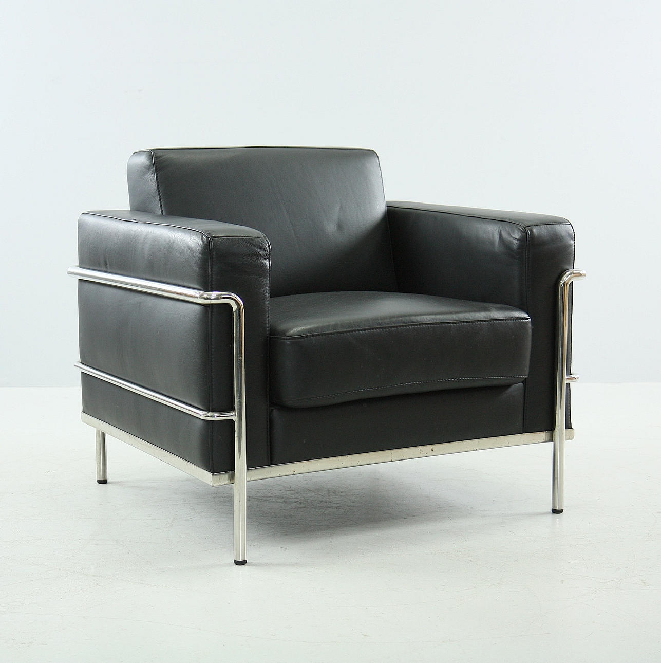 FÅTÖLJ, Le Corbusier-stil, läder, omkring 2012.