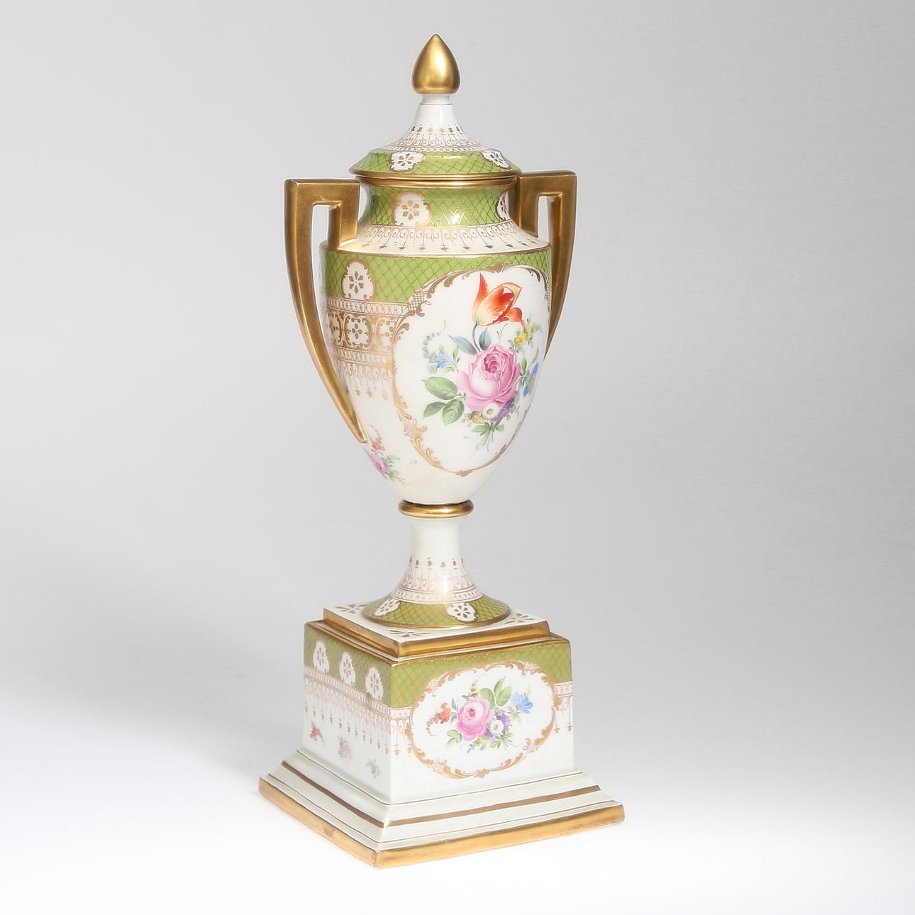 URNA, med hänklar, Meissen. 1900-talets första hälft.