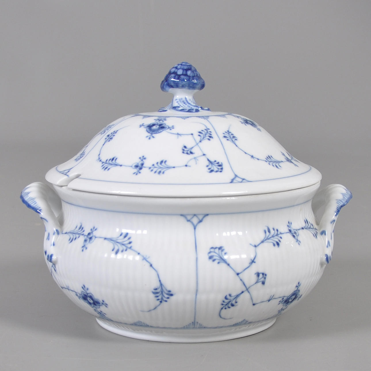 ROYAL COPENHAGEN. MUSSELMALET TERRIN.