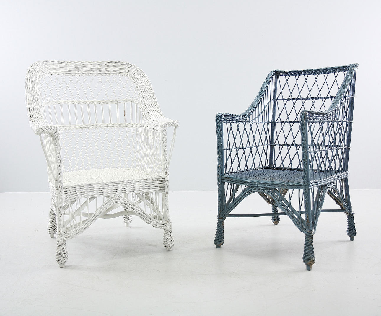 KORGSTOLAR, 2 st, rotting, 1900-tal.