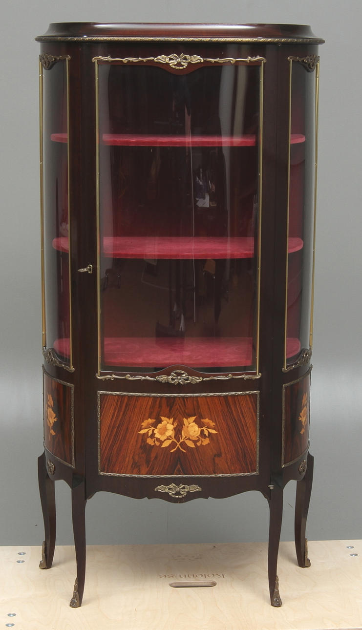 VITRINSKÅP, rokokostil, 1900-tal.