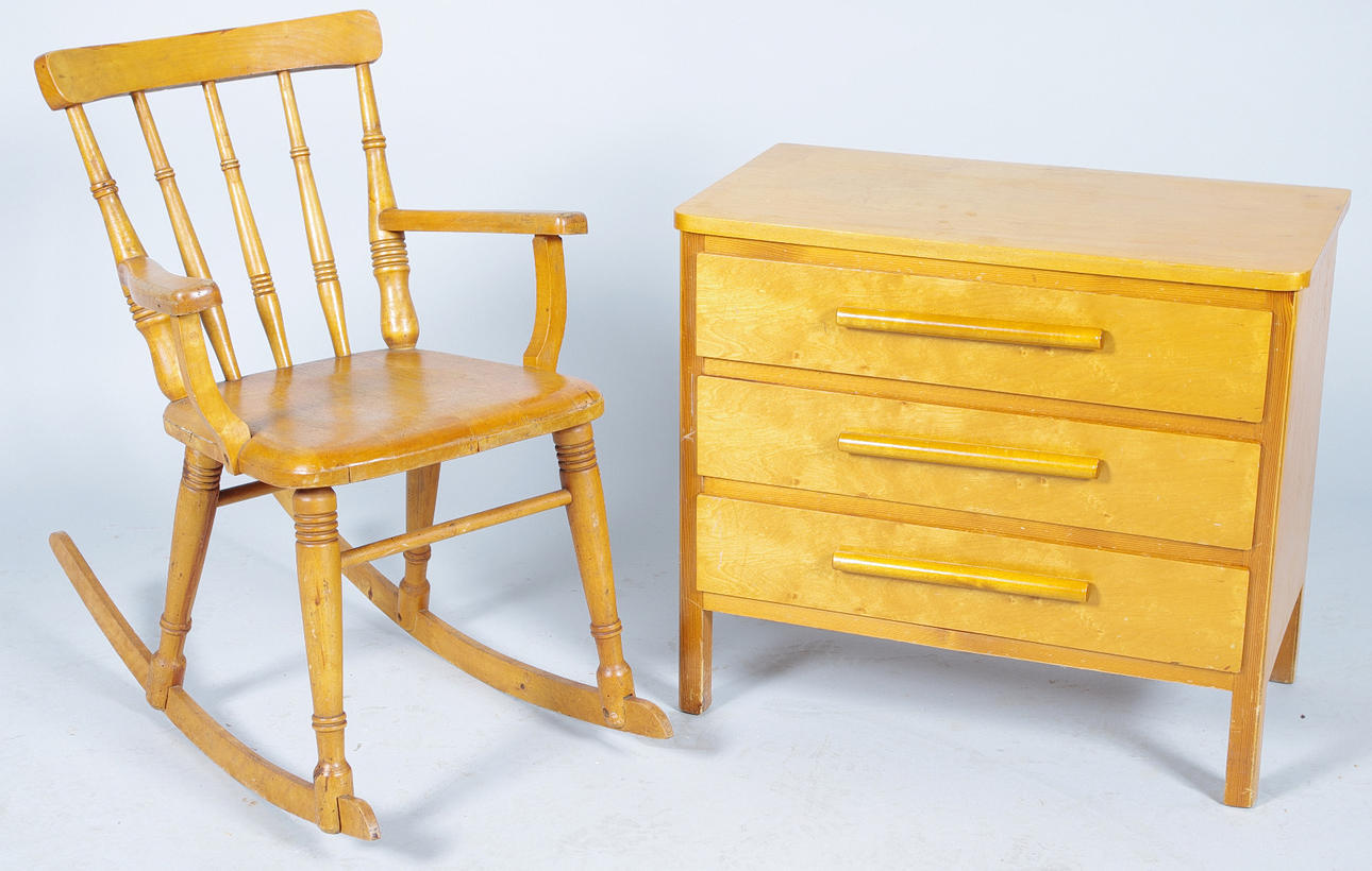 BYRÅ SAMT GUNGSTOL, barnmodell, björk.