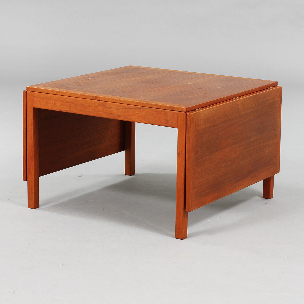 SOFFBORD med klaffar, brickmärkt Børge Mogensen, Fredericia Stolefabrik Danmark.