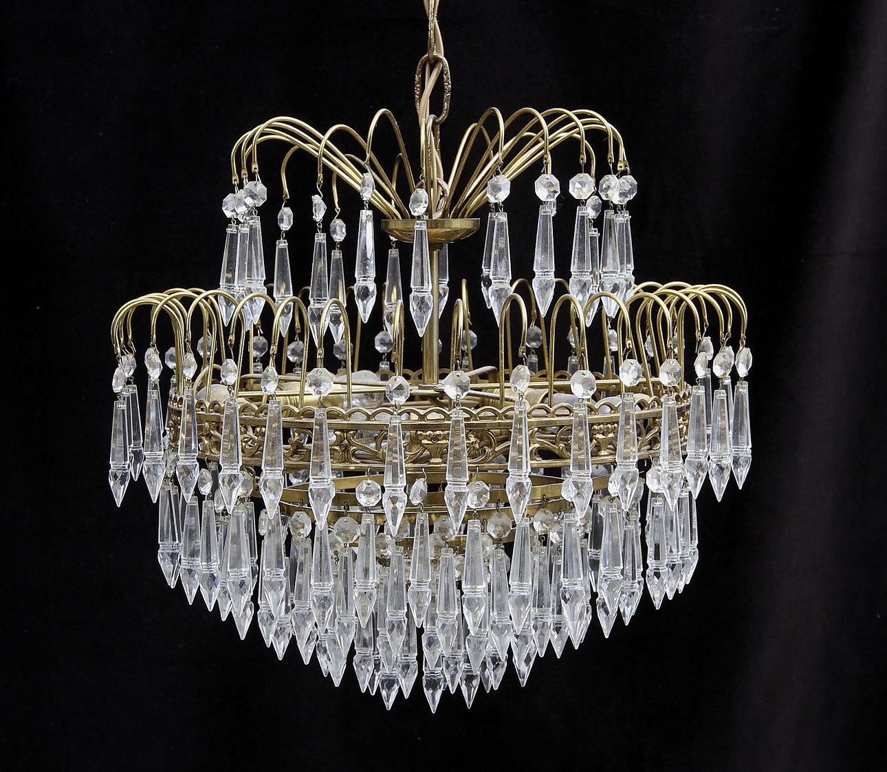 TAKLAMPA med prismor 1900-talets mitt.