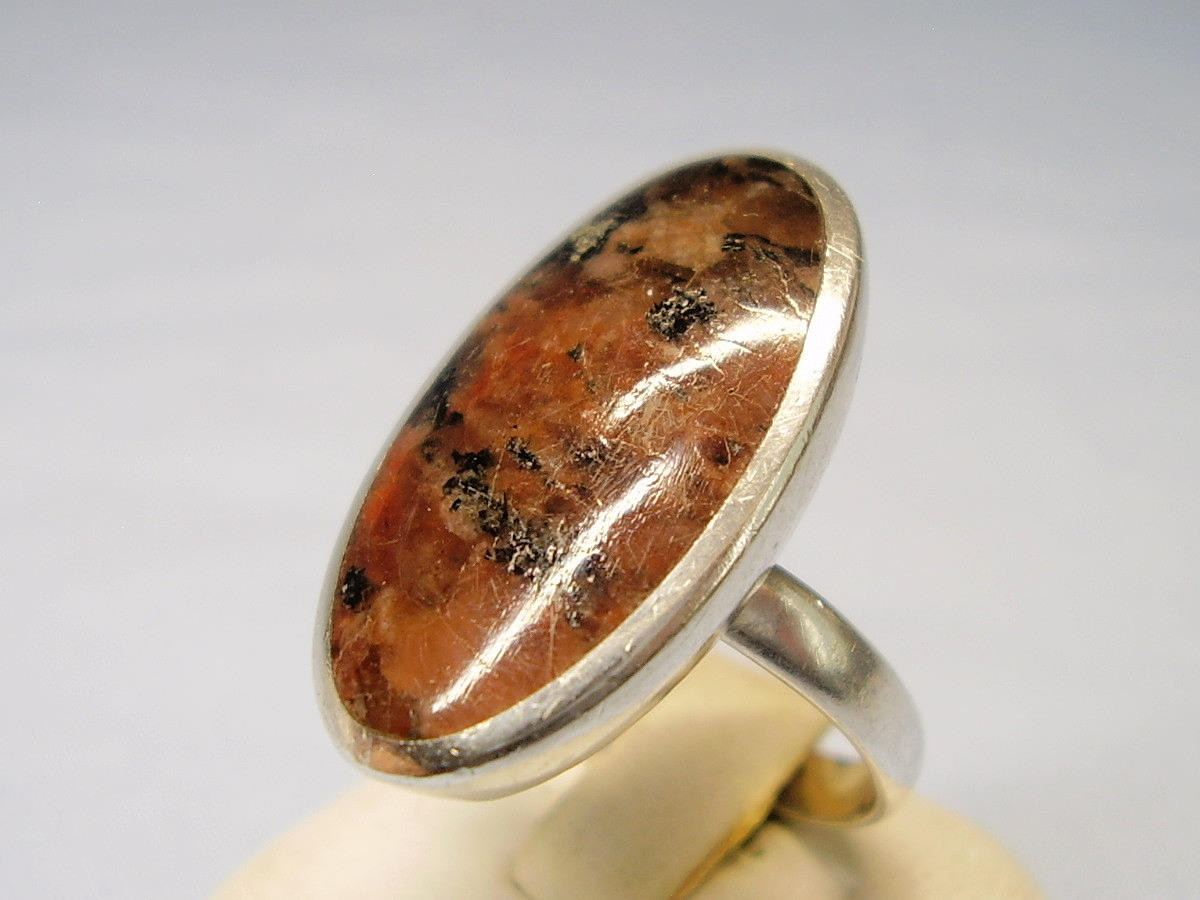 HANDGJORD SUGILIT SILVERRING - SÄLLSYNT STEN.