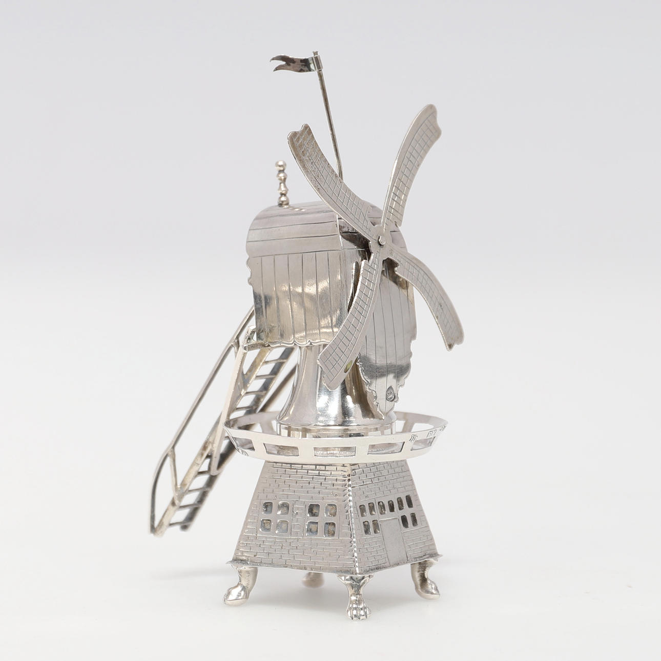 A NOVELTY DUTCH SILVER WINDMILL PEPPERETTE.