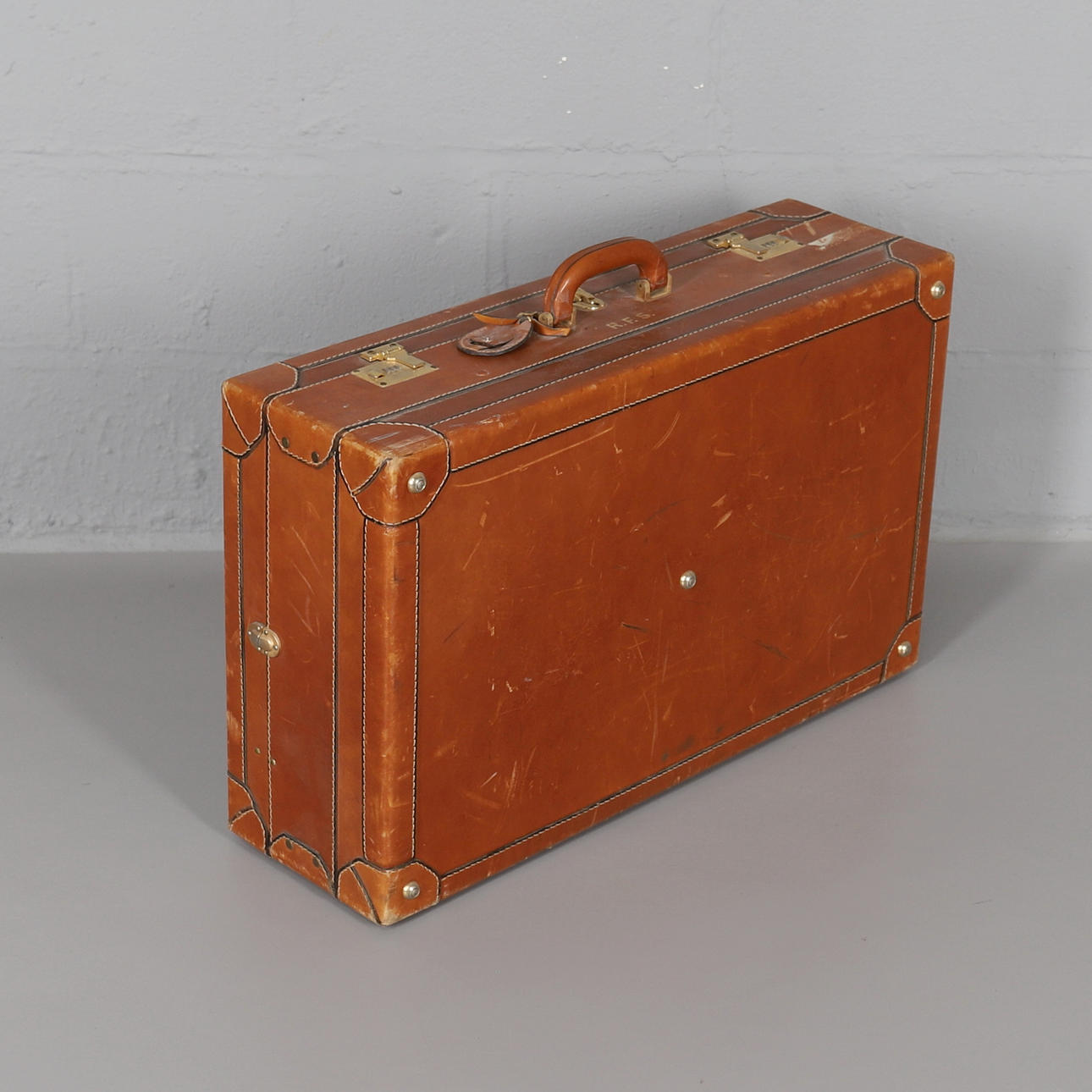 EN ITALIENSK SYET SKUFFERT.