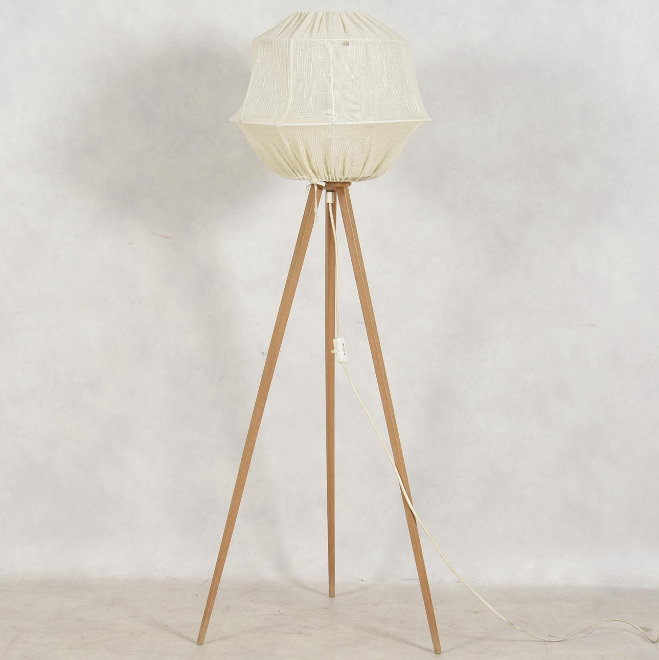 GOLVLAMPA, tre ben, 1900-talets andra hälft.