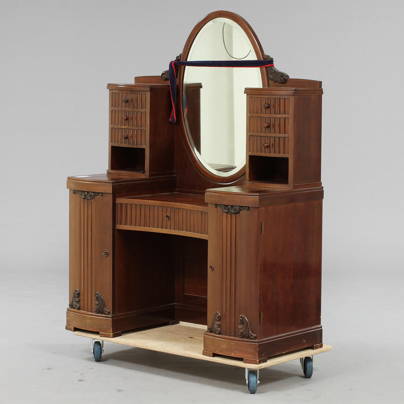 SÄNGKAMMARMÖBLER, 8 delar, 1900-talets första kvartal.