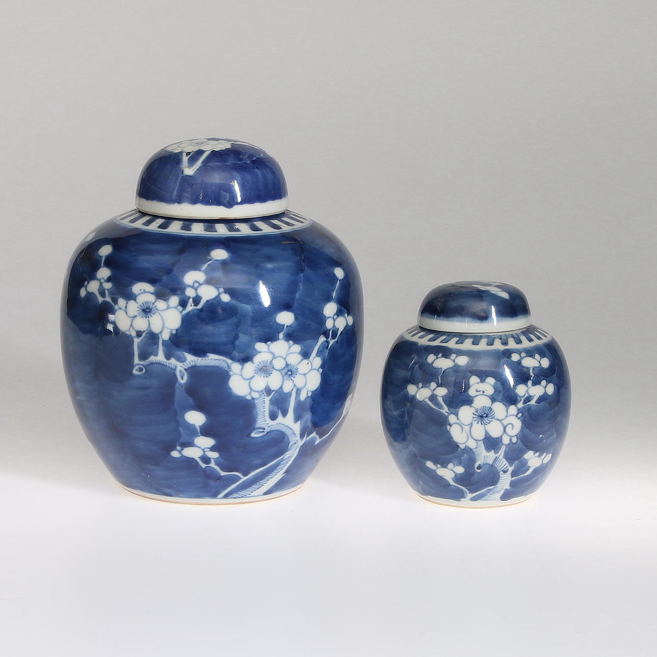 LOCKBOJANER, 2 st porslin, Kina. 1900-talets början.