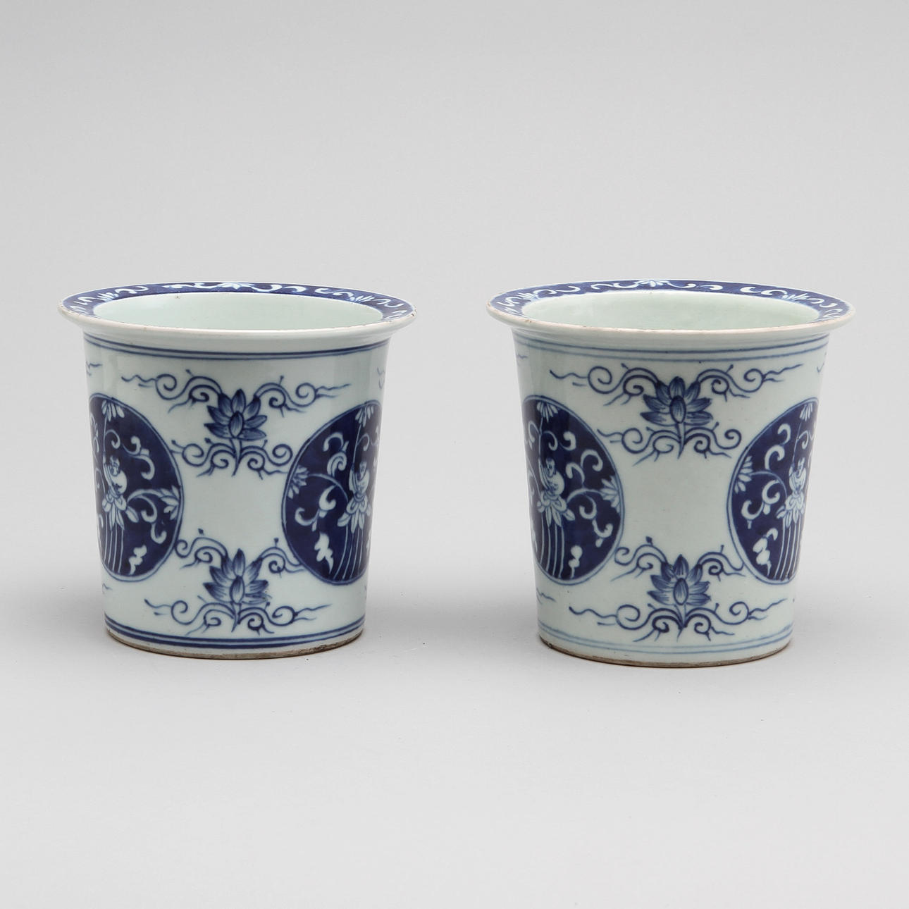 YTTERFODER, 2 st, porslin, Kina,1900-tal.