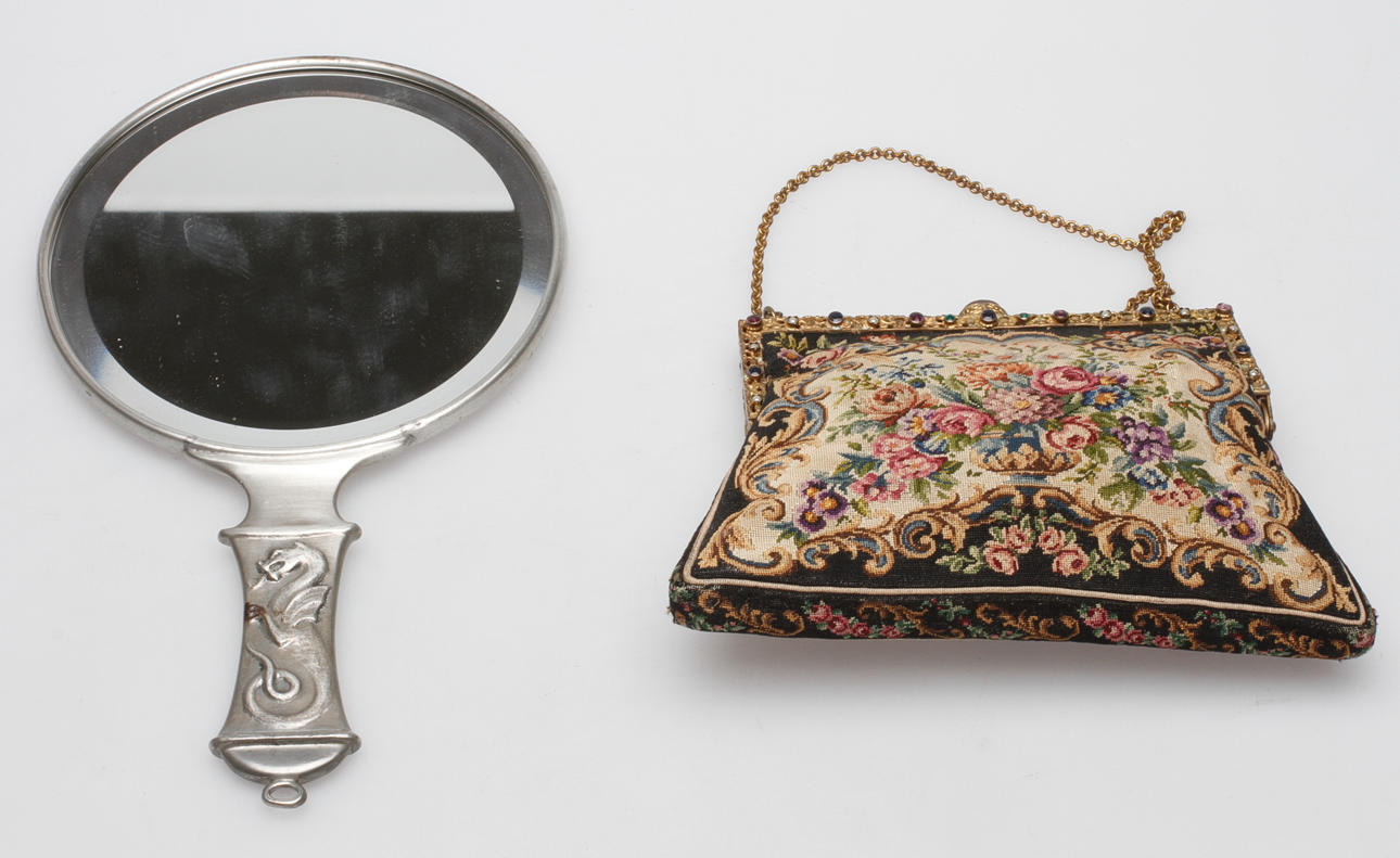 AFTONVÄSKA, förgylld koppar, textil och stenar samt HANDSPEGEL, tenn, jugend. 1900-talets första hälft.