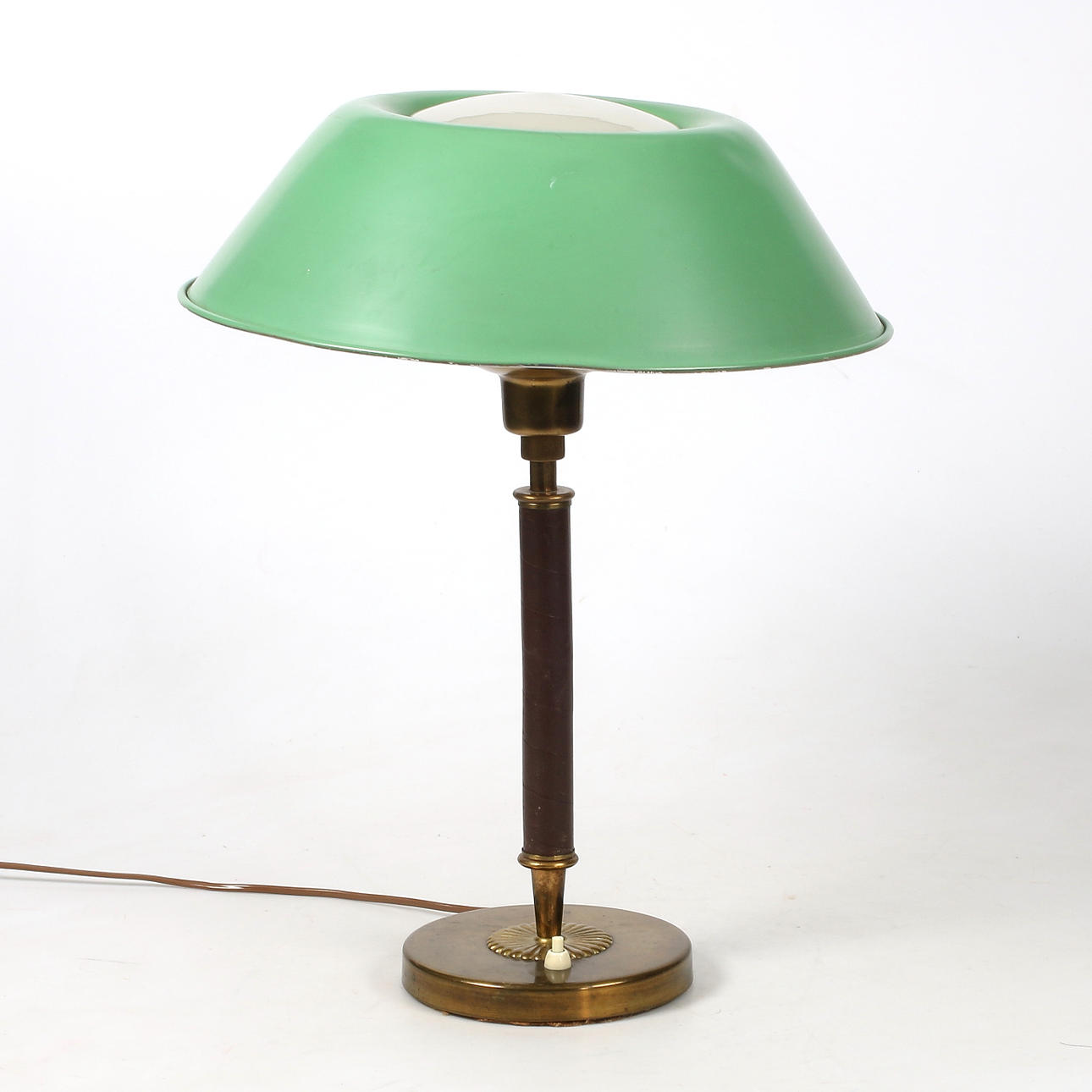 TISCHLAMPE, Messing, Leder, Mitte des 20. Jahrhunderts.