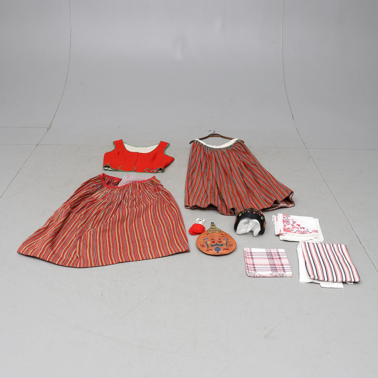 FOLKDRÄKT, 12 delar, Skedevi, Östergötland.