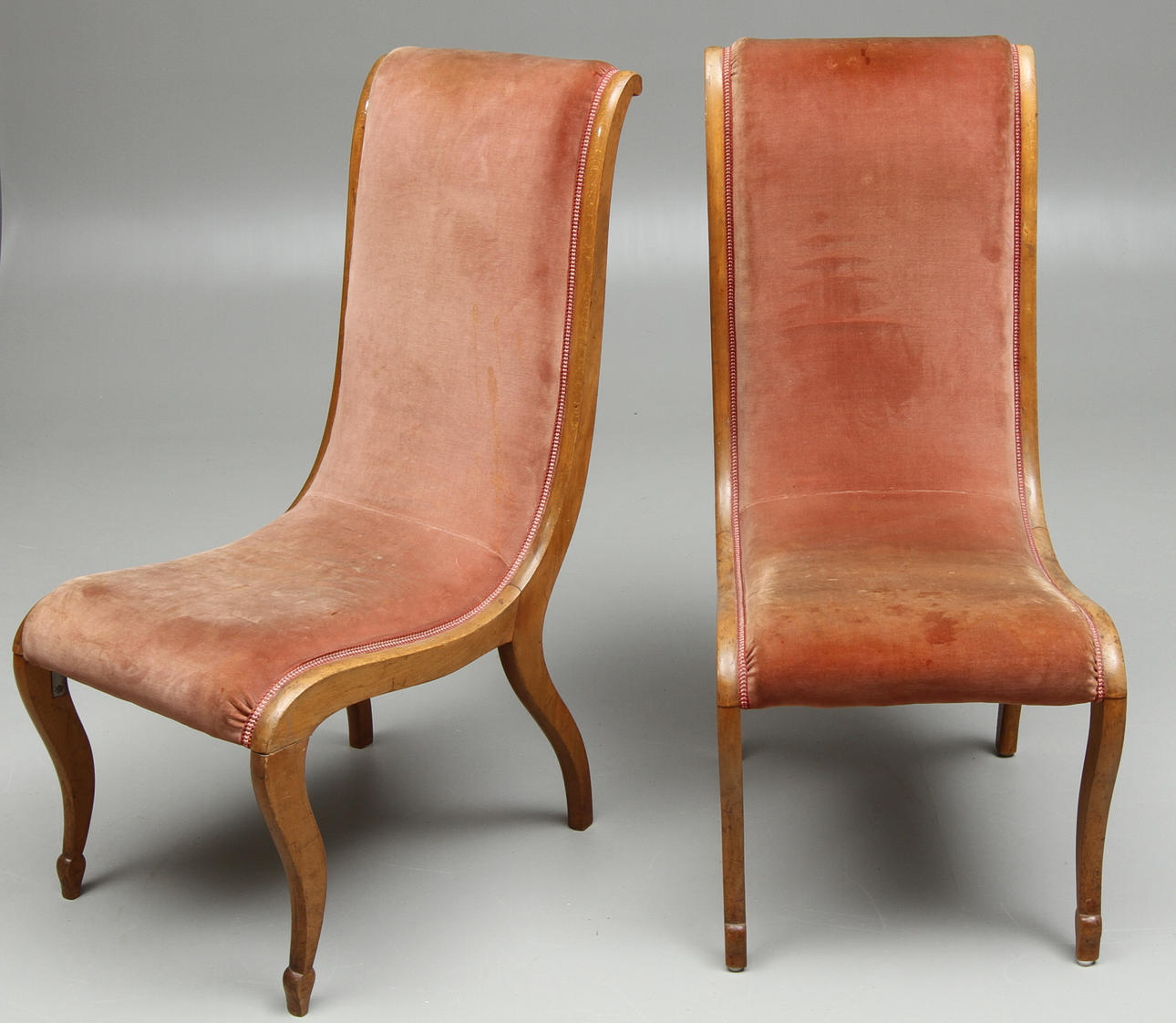 STOLAR, ett par, sk svanstolar, sent 1800-tal.