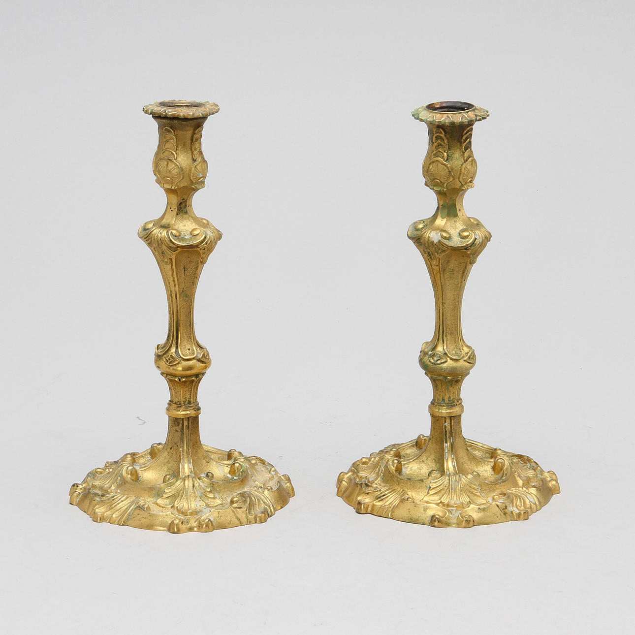 LJUSSTAKAR, ett par, brons, nyrokoko, 1800/1900-tal.