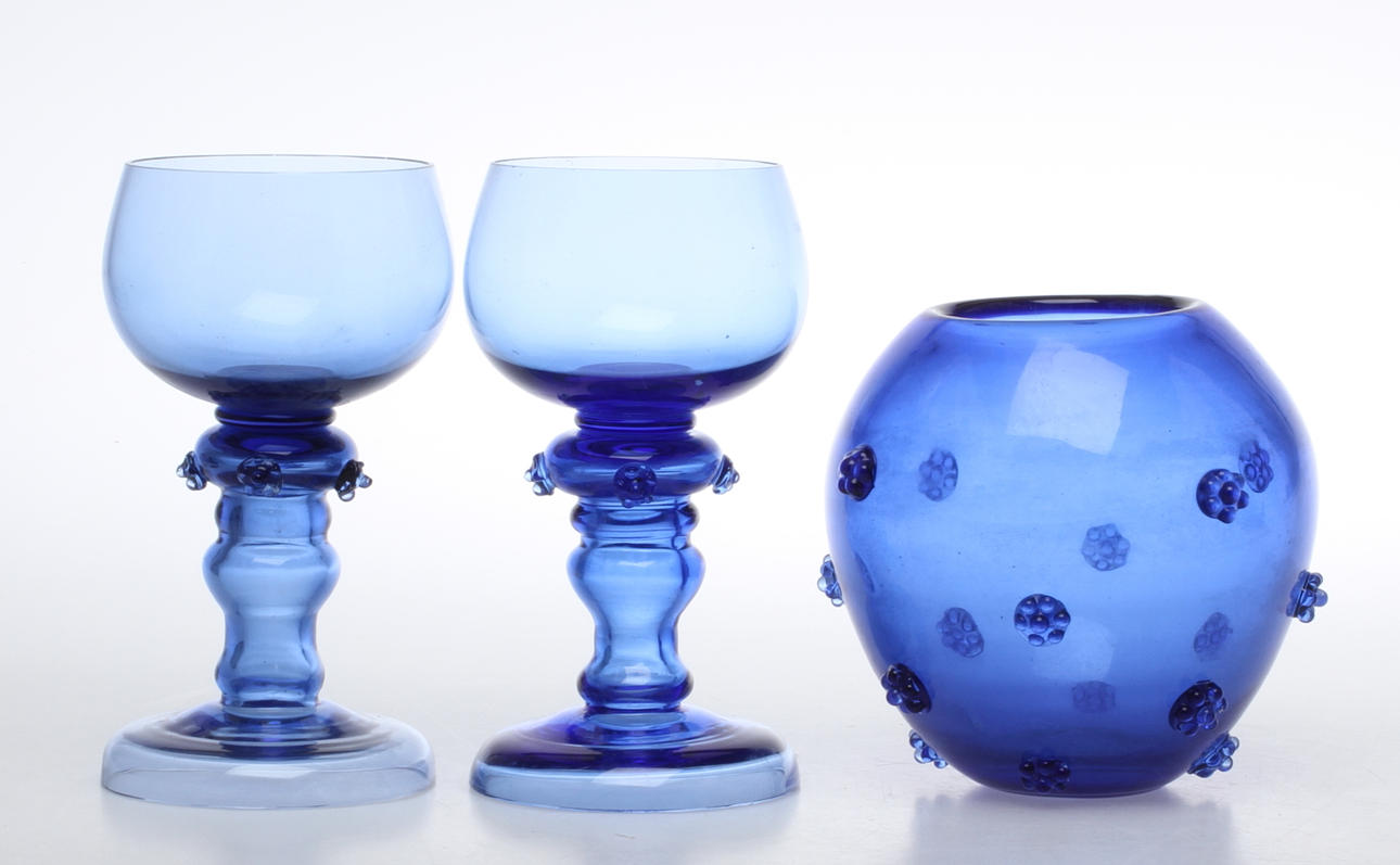 VAS, samt REMMARE, 10 st, Troligen Monica Bratt, blå glasmassa.