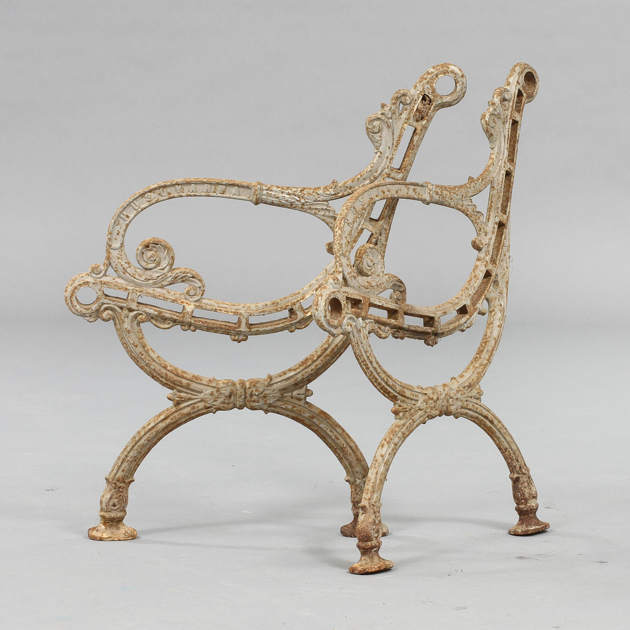 GAVLAR TILL TRÄDGÅRDSSOFFA, ett par, gjutjärn, märkta Husqvarna.