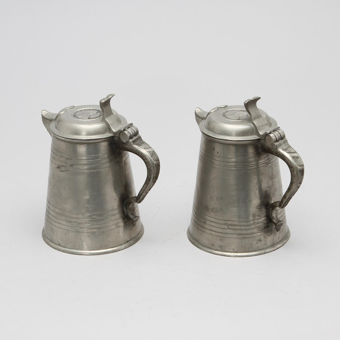 DRYCKESKANNOR, 2 st, tenn, Nyköping, Erik Wikgren, 1823 samt 1813, Sverige.