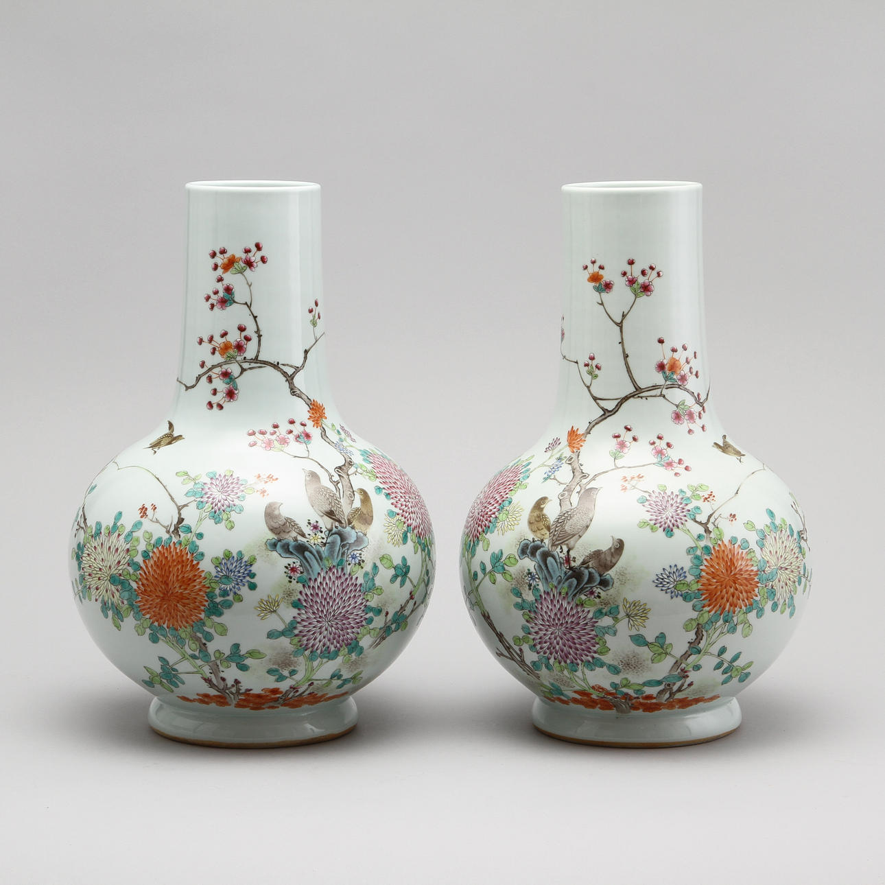 VASER, ett par, porslin, Kina, 1900-tal.