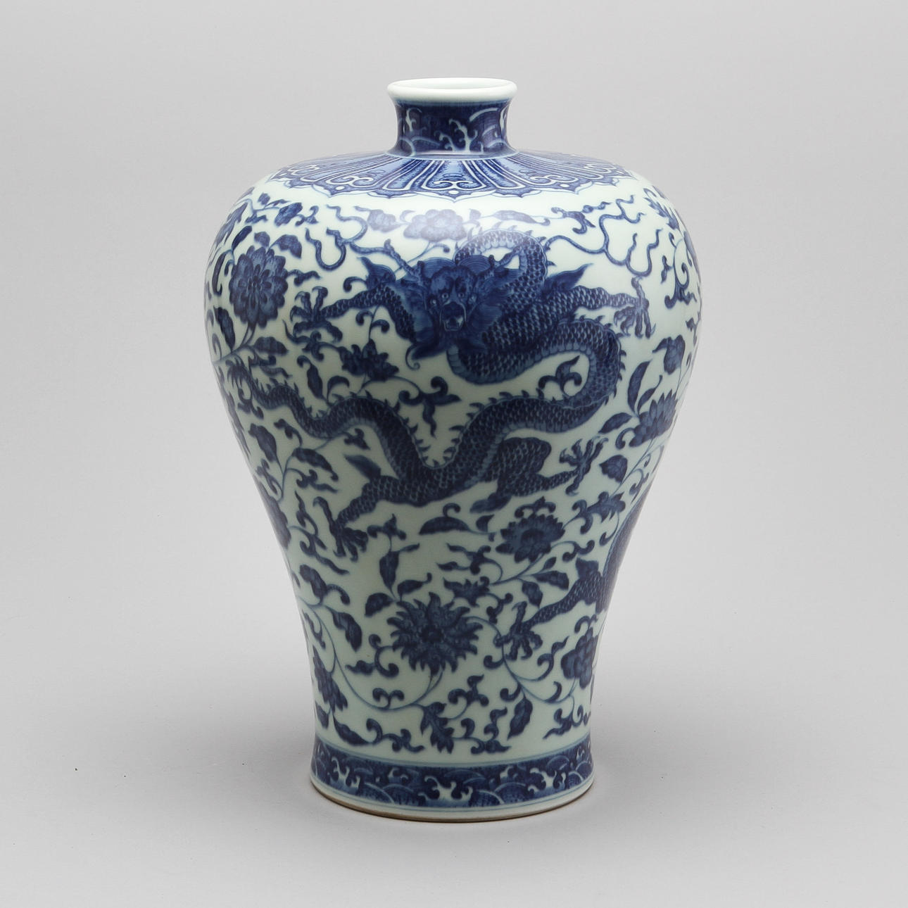 MEIPINGVAS, porslin, Kina, 1900-talets andra hälft.