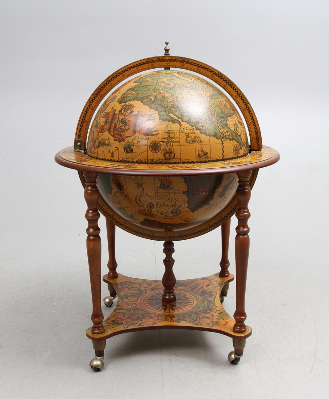 BARSKÅP i form av jordglob, 1900-tal.