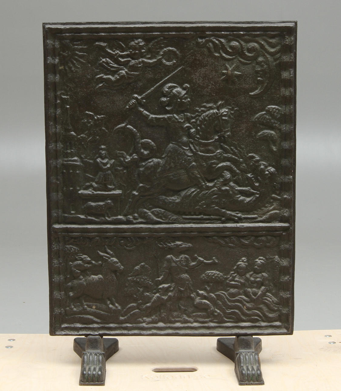 GNISTSKYDD i form av sättugnshäll, gjutjärn, 1900-tal.