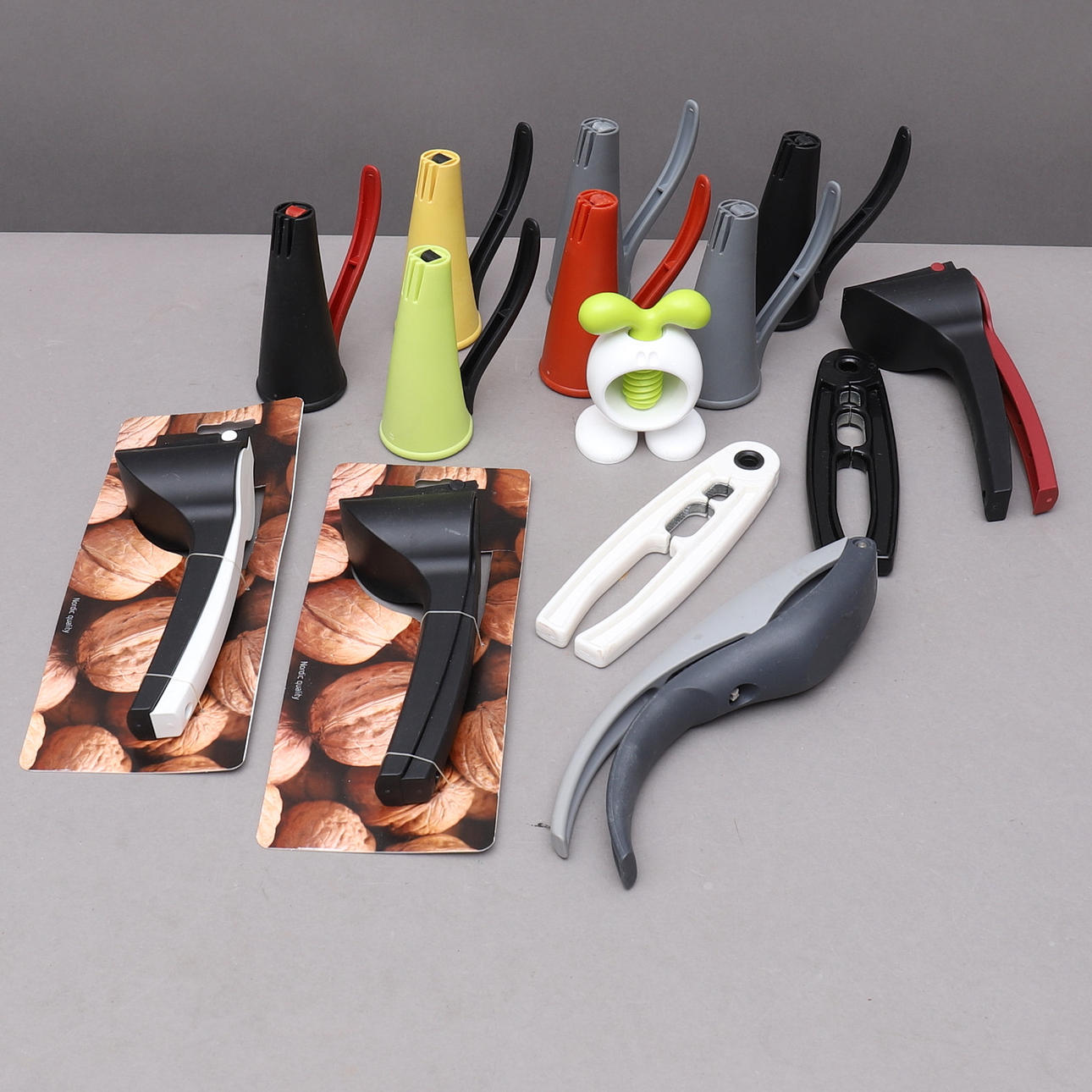 NUSSKNACKER, 14 Stück, Kunststoff, u.a. Tupperware.